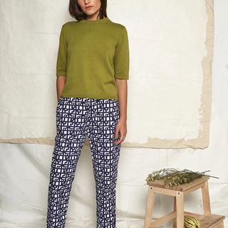 This sweater and pants were made in India by fairly compensated artisans & workers, working under safe & healthy conditions, along with generous employment benefits. We believe this should be standard. However, in neighboring Bangladesh, fast fashion production is still going strong, with all the exploitation that comes with it. We stand with Bangladeshi garment workers - most of them, women - who have been protesting an unfair system and ask to earn a living wage. Local authorities are violently repressing the movement. 
Join us in supporting them via the #linkinbio 🖤🙏🏾#whomademyclothes #ethicalfashion #westandwithgarmentworkers